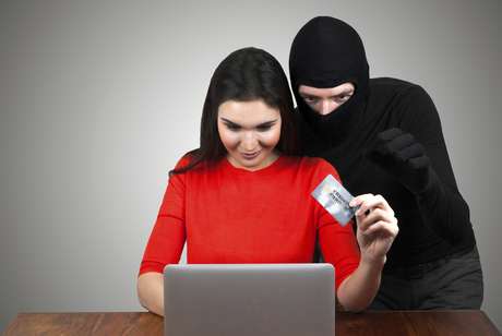 Ao mesmo tempo em que estamos cada vez mais dependentes da internet, também devemos tomar cuidado com nossos dados pessoais <p>Ao mesmo tempo em que estamos cada vez mais dependentes da internet, também devemos tomar cuidado com nossos dados pessoais</p>