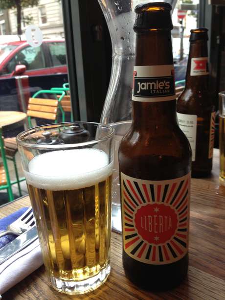 Uma das cervejas servida na Inglaterra é a Libertà, uma lager de fabricação própria <p>Uma das cervejas servida na Inglaterra é a Libertà, uma lager de fabricação própria</p>