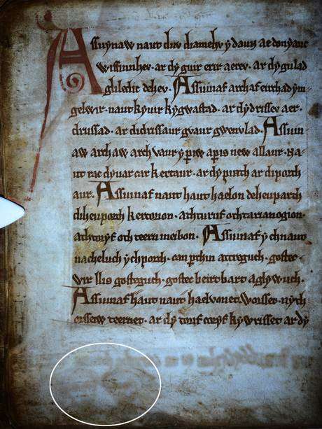 Ao usar luzes ultravioletas nas páginas do Livro Negro de Carmarthen foram encontrados dois rostos esqueléticos desenhados Ao usar luzes ultravioletas nas páginas do Livro Negro de Carmarthen foram encontrados dois rostos esqueléticos desenhados