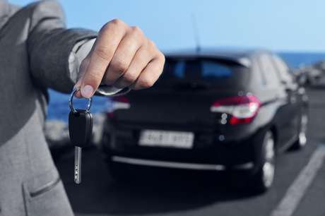 O prestador de serviço deve entregar um recibo com modelo, marca, placa, data e horário de entrada e saída do veículo, anotação de eventual avaria e da quilometragem e identificação completa do estacionamento O prestador de serviço deve entregar um recibo com modelo, marca, placa, data e horário de entrada e saída do veículo, anotação de eventual avaria e da quilometragem e identificação completa do estacionamento