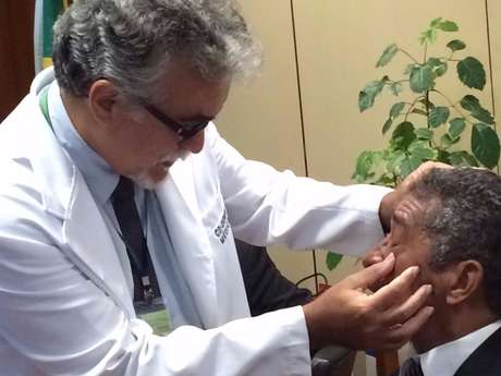 Deputado Vicentinho (PT-SP) é atendido após ser atingido por spray de pimenta <p>Deputado Vicentinho (PT-SP) é atendido após ser atingido por spray de pimenta</p>