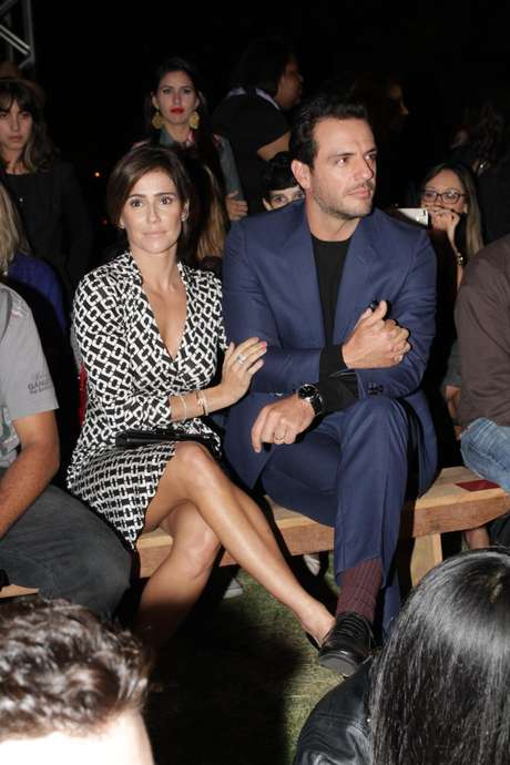 Deborah Secco e Rodrigo Lombardi gravam cena para nova novela durante desfile no SPFW <p>Deborah Secco e Rodrigo Lombardi gravam cena para nova novela durante desfile no SPFW </p>