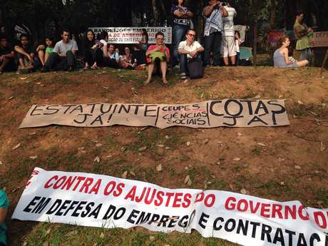 Alunos do Movimento Negro querem que a USP adote sistema de cotas Alunos do Movimento Negro querem que a USP adote sistema de cotas