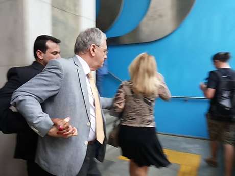 Segundo o Sintusp, o reitor da USP, Marco Antonio Zago, deixou a reunião do Conselho Universitário escoltado pela Guarda da instituição Segundo o Sintusp, o reitor da USP, Marco Antonio Zago, deixou a reunião do Conselho Universitário escoltado pela Guarda da instituição