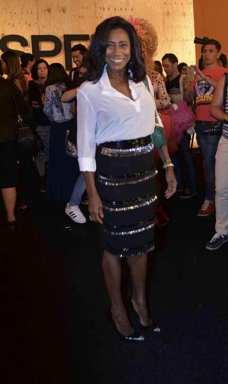Vestindo uma saia cheia de brilho e uma camisa branca, Glória Maria marcou presença no desfile da Colcci, e viu de perto a despedida de Gisele Bündchen das passarelas <p>Vestindo uma saia cheia de brilho e uma camisa branca, Glória Maria marcou presença no desfile da Colcci, e viu de perto a despedida de Gisele Bündchen das passarelas</p>