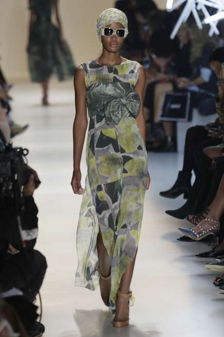 A Iódice levou uma baiana suave com referências do Nordeste para o SPFW. Muita renda, amarração, pantalonas de cintura alta, estampas leves e peças fluida traduzem o verão 2016 da grife <p>A Iódice levou uma baiana suave com referências do Nordeste para o SPFW. Muita renda, amarração, pantalonas de cintura alta, estampas leves e peças fluida traduzem o verão 2016 da grife</p>