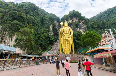 Batu Caves - As cavernas sagradas Batu Caves são um destino icônico da Malásia, e ficam ao norte de Kuala Lumpur. Entre as três principais cavernas do local ficam também templos e santuários hindus. Mas seu principal destaque é uma grande estátua de um deus Hindu na entrada do complexo Batu Caves - As cavernas sagradas Batu Caves são um destino icônico da Malásia, e ficam ao norte de Kuala Lumpur. Entre as três principais cavernas do local ficam também templos e santuários hindus. Mas seu principal destaque é uma grande estátua de um deus Hindu na entrada do complexo