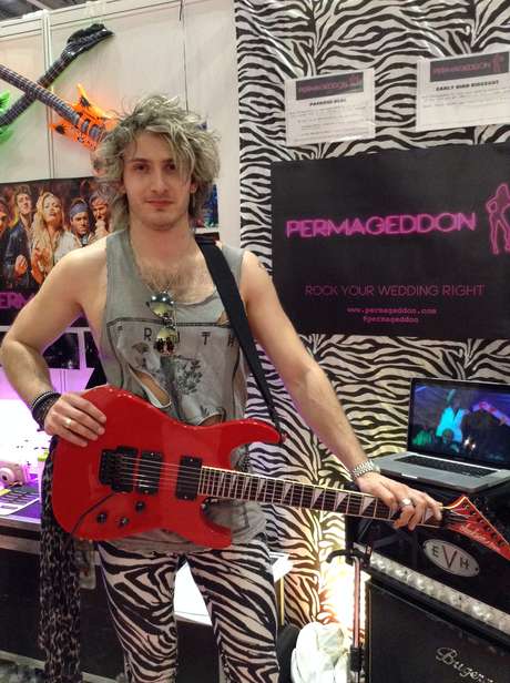 Gab Zsapka, guitarrista da Permageddon, revelou que demanda por algo mais rock 'n' roll abriu caminho do grupo para o mercado de casamentos Gab Zsapka, guitarrista da Permageddon, revelou que demanda por algo mais rock 'n' roll abriu caminho do grupo para o mercado de casamentos