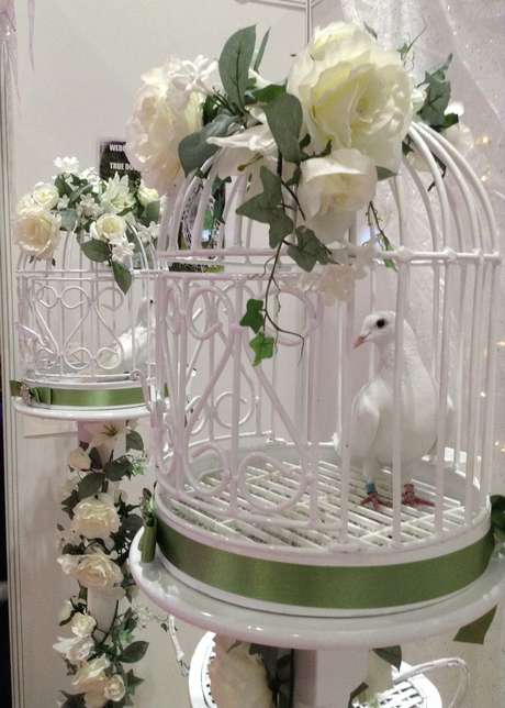 Soltar pombas no dia do casamento simboliza uma união feliz e duradoura para os noivos <p>Soltar pombas no dia do casamento simboliza uma união feliz e duradoura para os noivos</p>