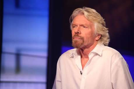 Richard Branson começou vendendo discos e hoje é dono de um império formado por centenas de empresas, incluindo uma agência de turismo espacial Richard Branson começou vendendo discos e hoje é dono de um império formado por centenas de empresas, incluindo uma agência de turismo espacial