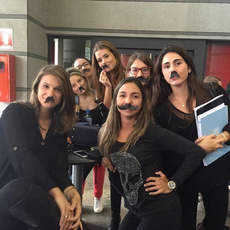 Alunas com bigode em ato de apoio a professor Alunas com bigode em ato de apoio a professor