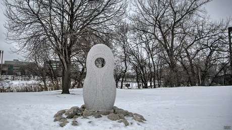 No centro de Winnipeg, ao lado do rio, recentemente puseram esse monumento em homenagem às mulheres mortas ou desaparecidas No centro de Winnipeg, ao lado do rio, recentemente puseram esse monumento em homenagem às mulheres mortas ou desaparecidas