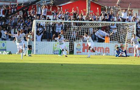 Vaná, deitado no gramado, após falhar no primeiro gol do Operário Vaná, deitado no gramado, após falhar no primeiro gol do Operário