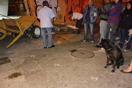 Cão acompanha a retirada do corpo por homens do IML Cão acompanha a retirada do corpo por homens do IML