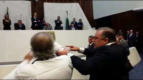 Sessão foi continuada mesmo com o confronto acontecendo do lado de fora da Alep Sessão foi continuada mesmo com o confronto acontecendo do lado de fora da Alep