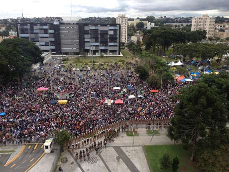 Projeto do governo do Paraná propõe a migração de 33.556 beneficiários do Fundo Financeiro para o Fundo Previdenciário. Protesto contra o projeto causou conflitos nesta quarta-feira Projeto do governo do Paraná propõe a migração de 33.556 beneficiários do Fundo Financeiro para o Fundo Previdenciário. Protesto contra o projeto causou conflitos nesta quarta-feira