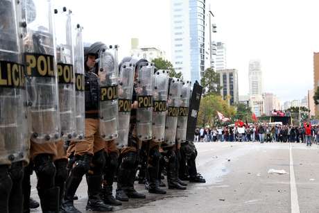 Polícia Militar agiu contra manifestantes na capital do Paraná Polícia Militar agiu contra manifestantes na capital do Paraná