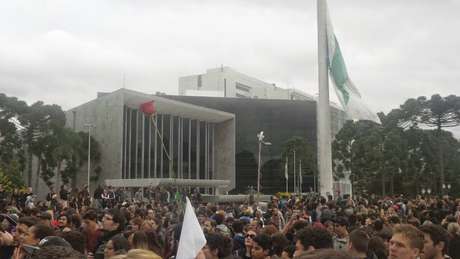 Manifestantes se posicionaram em frente à sede do governo Manifestantes se posicionaram em frente à sede do governo