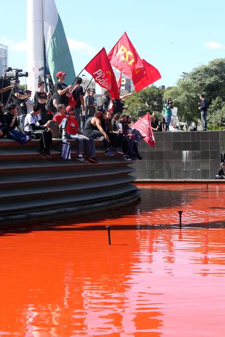 Manifestantes jogaram tinta vermelha em fonte no centro de Curitiba Manifestantes jogaram tinta vermelha em fonte no centro de Curitiba