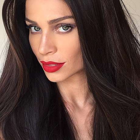 Atriz apareceu morena em foto postada por maquiador Atriz apareceu morena em foto postada por maquiador