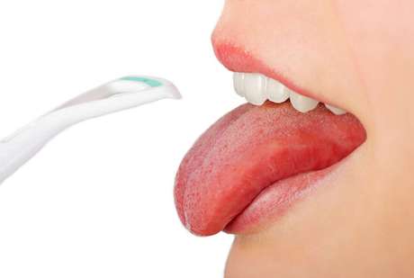 Segundo um estudo feito pela USP, os raspadores são bem mais eficientes na remoção da saburra do que as escovas dentais
