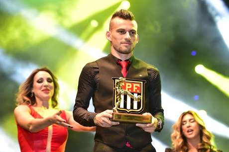 Lucas Lima minimiza contato do Cruzeiro e só sai para Europa