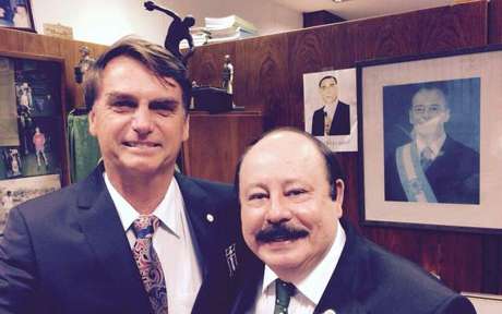 Jair Bolsonaro e Levy Fidelix podem aparecer em uma mesma chapa nas próximas eleições presidenciais Jair Bolsonaro e Levy Fidelix podem aparecer em uma mesma chapa nas próximas eleições presidenciais