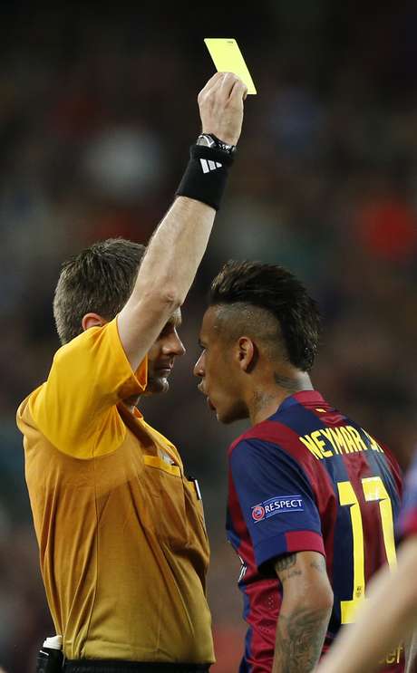 Neymar recebeu cartão amarelo e perdeu a paciência com a arbitragem Neymar recebeu cartão amarelo e perdeu a paciência com a arbitragem