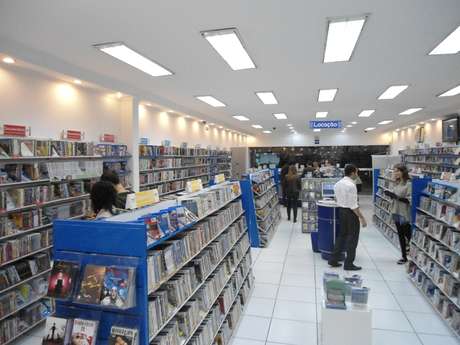 Em 1999, havia videolocadoras em 64% dos municípios do Brasil, segundo o IBGE. Em 2012, eram 43% Em 1999, havia videolocadoras em 64% dos municípios do Brasil, segundo o IBGE. Em 2012, eram 43%