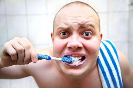 A função dos freios labiais é limitar a movimentação dos lábios, podendo interferir na mímica facial e na produção dos sons da fala A função dos freios labiais é limitar a movimentação dos lábios, podendo interferir na mímica facial e na produção dos sons da fala