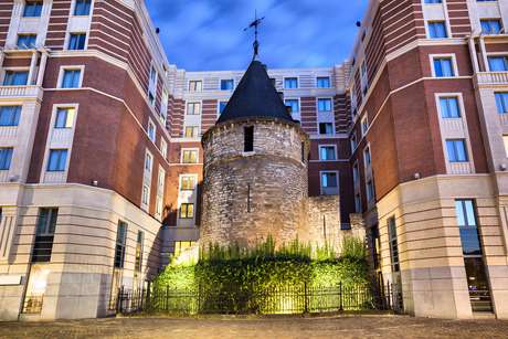 A Torre Negra - Um dos mais bem preservados pontos remanescentes do primeiro muro que circundou Bruxelas, a Torre Negra fica no Palácio de Santa Catarina, atrás da igreja de mesmo nome. A construção fez parte da primeira linha de fortificações da cidade, datada do século XIII, e resistiu a criação de uma nova doca na cidade, no século XVI, ao contrário do restante do muro A Torre Negra - Um dos mais bem preservados pontos remanescentes do primeiro muro que circundou Bruxelas, a Torre Negra fica no Palácio de Santa Catarina, atrás da igreja de mesmo nome. A construção fez parte da primeira linha de fortificações da cidade, datada do século XIII, e resistiu a criação de uma nova doca na cidade, no século XVI, ao contrário do restante do muro