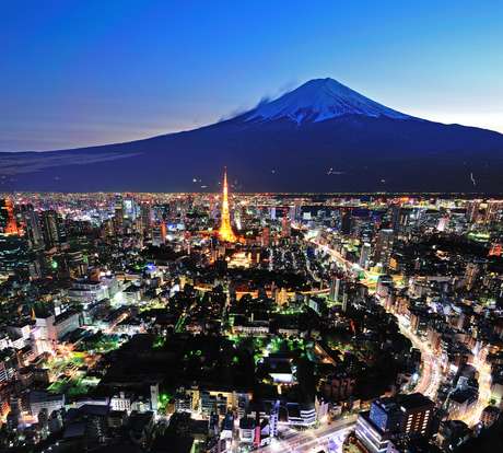 Monte Fuji - Apesar de ficar na cidade de Honshu, o Monte Fuji pode ser visto a oeste da capital do Japão em dias de céu limpo. O monte é a mais alta montanha do país e uma das mais famosas do mundo, além de ser um vulcão ativo, porém com baixo risco de erupção Monte Fuji - Apesar de ficar na cidade de Honshu, o Monte Fuji pode ser visto a oeste da capital do Japão em dias de céu limpo. O monte é a mais alta montanha do país e uma das mais famosas do mundo, além de ser um vulcão ativo, porém com baixo risco de erupção