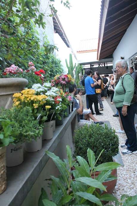 Além de alimentos, são vendidas plantas e esculturas Além de alimentos, são vendidas plantas e esculturas