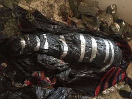 Corpo foi enrolado em um cobertor antes de ser concretado Corpo foi enrolado em um cobertor antes de ser concretado