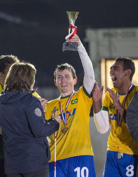 Ricardinho comemora conquista em 2014 no Japão Ricardinho comemora conquista em 2014 no Japão