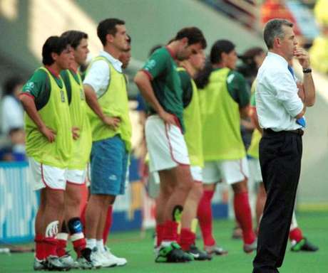 Mexsport Sin duda, una de las eliminaciones y de los fracasos más dolorosos y recordados para la selección mexicana de futbol, fue la derrota en el Mundial de Corea-Japón 2002 ante los Estados Unidos, en la ronda de los Octavos de Final por marcador de 2-0. Javier Aguirre era el técnico del Tricolor.