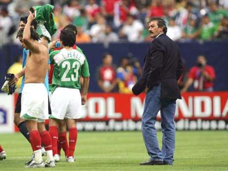 Mexsport En los Cuartos de Final del 2005 el Tricolor de La Volpe fue eliminador por otro invitado al torneo, esta vez Colombia se impuso también por 2-1 en el Reliant Stadium de Houston. Gerardo Galindo marcó por México, mientras por los cafeteros anotaron Castrillón y Aguilar.
