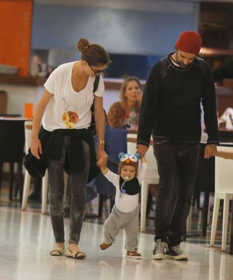 Que gracinha! Alinne Moraes se diverte com filho em shopping