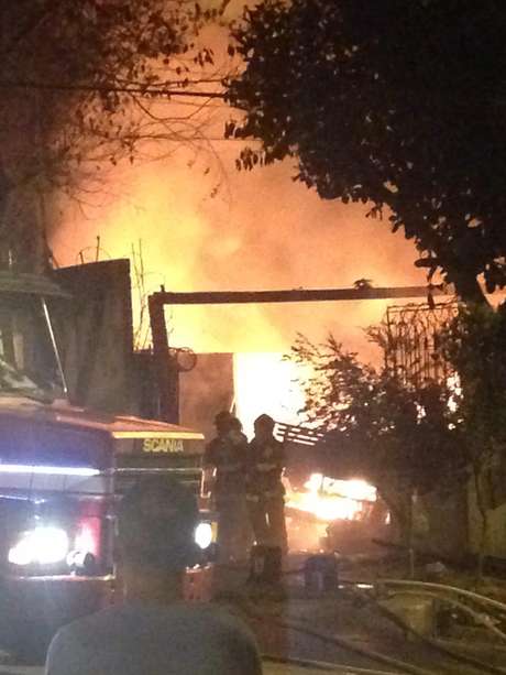 Fogo começou em um caminhão dentro de uma garagem de casa na zona sul Fogo começou em um caminhão dentro de uma garagem de casa na zona sul