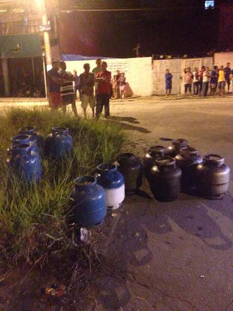 Botijões de gás foram retirados para evitar explosões Botijões de gás foram retirados para evitar explosões