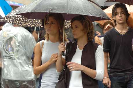 Jennifer e Eleonora formaram casal em Senhora do Destino Jennifer e Eleonora formaram casal em Senhora do Destino
