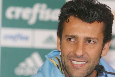 Auxiliar explica Dudu no banco e refuta usar baixas como álibis para revés