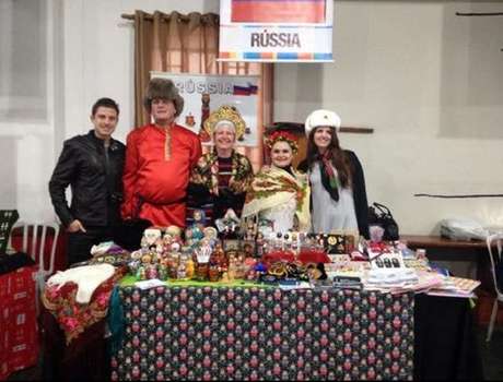 Irina e membros do grupo Volga Irina e membros do grupo Volga