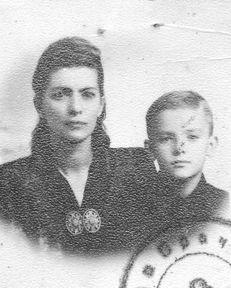 Victor e a mãe durante retirada do visto de entrada no Brasil Victor e a mãe durante retirada do visto de entrada no Brasil