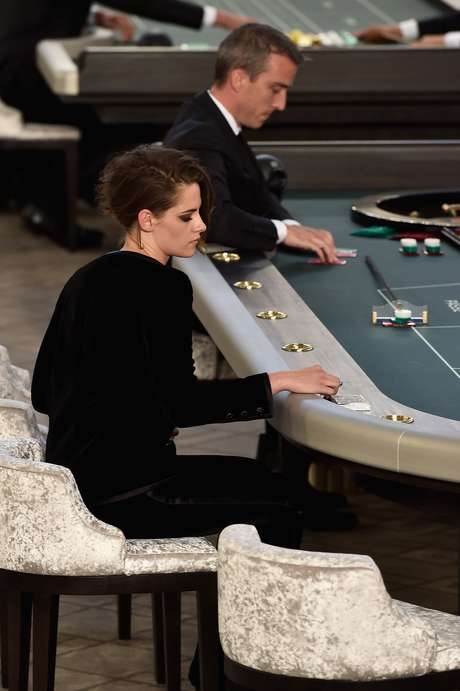 Kristen Stewart também fez figuração como se estivesse jogando no cassino proposto por Karl Lagerfeld Kristen Stewart também fez figuração como se estivesse jogando no cassino proposto por Karl Lagerfeld