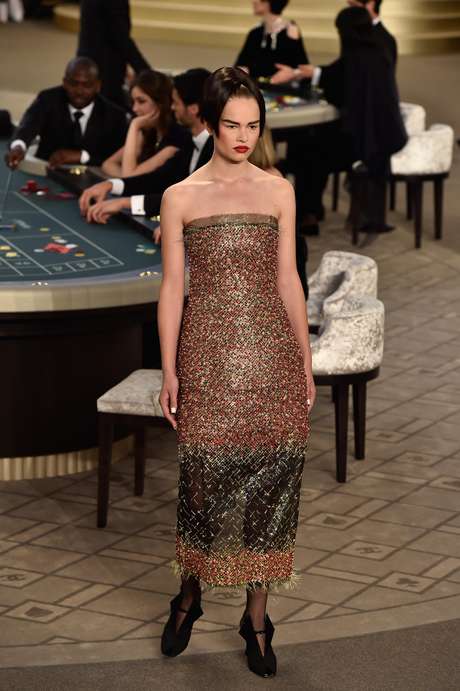 Aplicações que lembram pontilhismo também foram vistos no desfile da Chanel Aplicações que lembram pontilhismo também foram vistos no desfile da Chanel