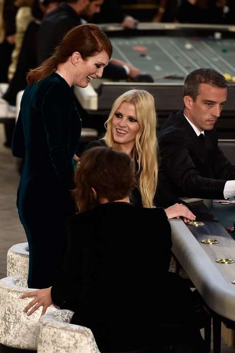 Kristen e Julianne se juntaram à top Lara Stone Kristen e Julianne se juntaram à top Lara Stone