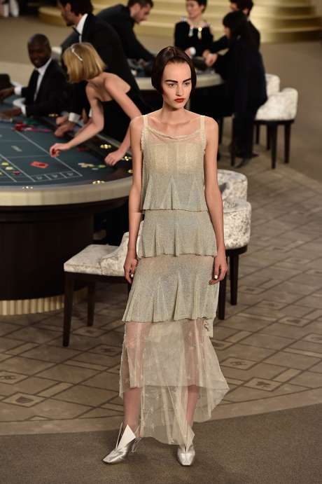 Vestido em camadas foi uma das peças apresentadas no desfile Vestido em camadas foi uma das peças apresentadas no desfile