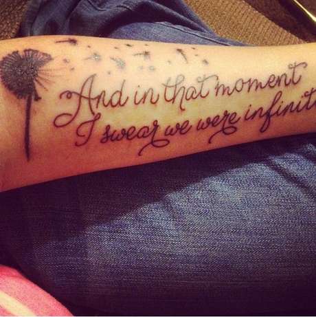 “And in that moment, I swear we were infinite” (“E naquele momento, eu jurei que nós éramos infinitos”), de Charlie, de As Vantagens de Ser Invisível, livro de Stephen Chbosky “And in that moment, I swear we were infinite” (“E naquele momento, eu jurei que nós éramos infinitos”), de Charlie, de As Vantagens de Ser Invisível, livro de Stephen Chbosky