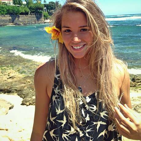 Mirella Coutinho não chama atenção apenas pela beleza e está mais madura Mirella Coutinho não chama atenção apenas pela beleza e está mais madura